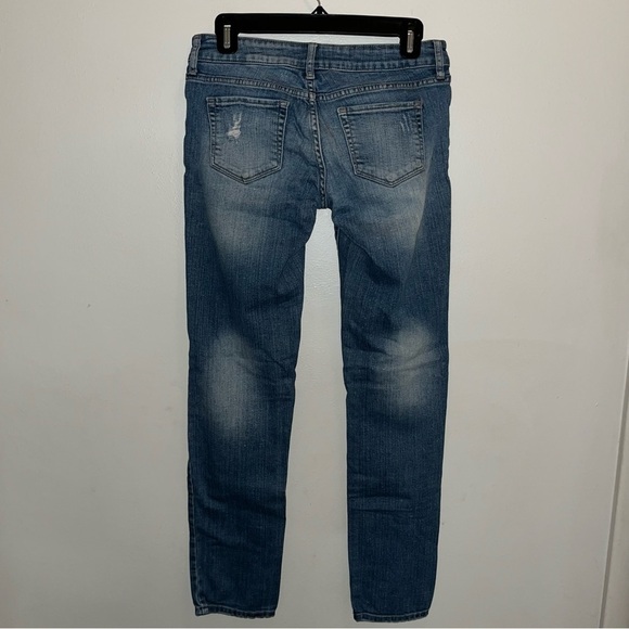 Forever 21 Low Rise Distressed Jeans Women’s Size 26 - Picture 5 of 9